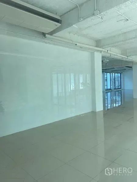 สำนักงาน ให้เช่าในKhlong Toei, Bangkok - ภายในสำนักงานสีขาว เพดานเปลือย แอร์แขวนผนัง พื้นกระเบื้องมันวาว