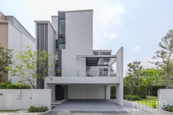 Detached House for rent in Saphan Sung, Bangkok - Modern three-storey detached house with carport, balcony and landscaped garden.