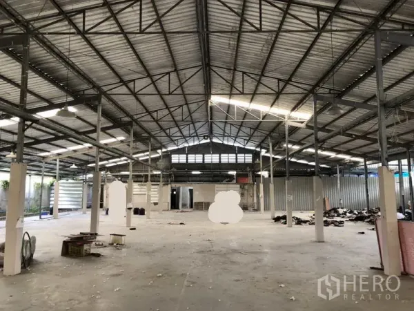 货栈 出租或出售在Khlong Luang, Pathum Thani - 从中轴视角展示钢屋架结构与充足的空旷地面。