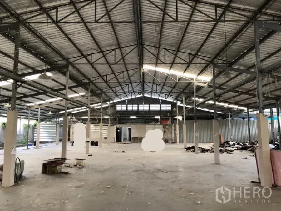 货栈 出租或出售在Khlong Luang, Pathum Thani - 从中轴视角展示钢屋架结构与充足的空旷地面。