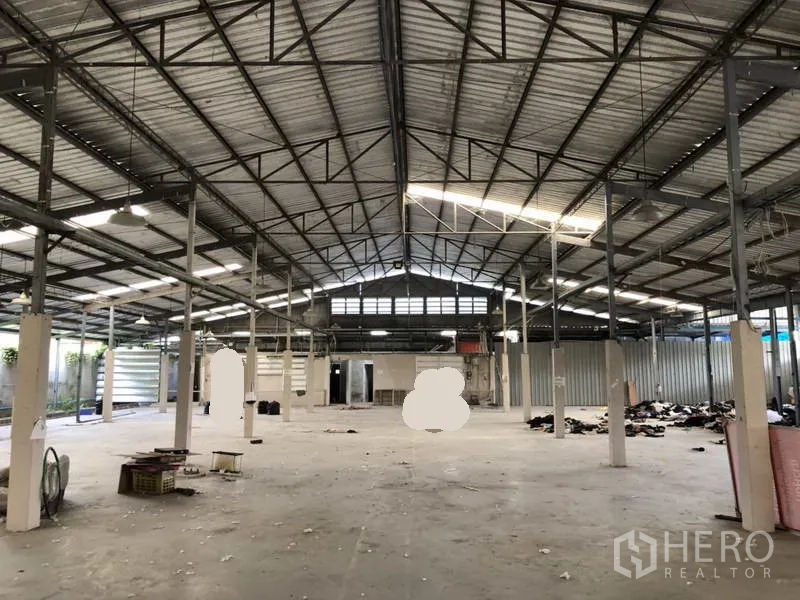 货栈 出租或出售在Khlong Luang, Pathum Thani - 从中轴视角展示钢屋架结构与充足的空旷地面。