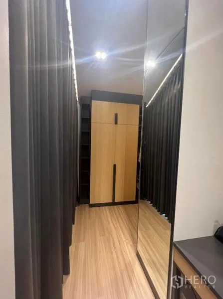 สำนักงานที่บ้าน ขายในPhra Khanong, Bangkok - มุมแต่งตัวพร้อมกระจกเต็มบาน ม่านทึบ และตู้บิวท์อิน