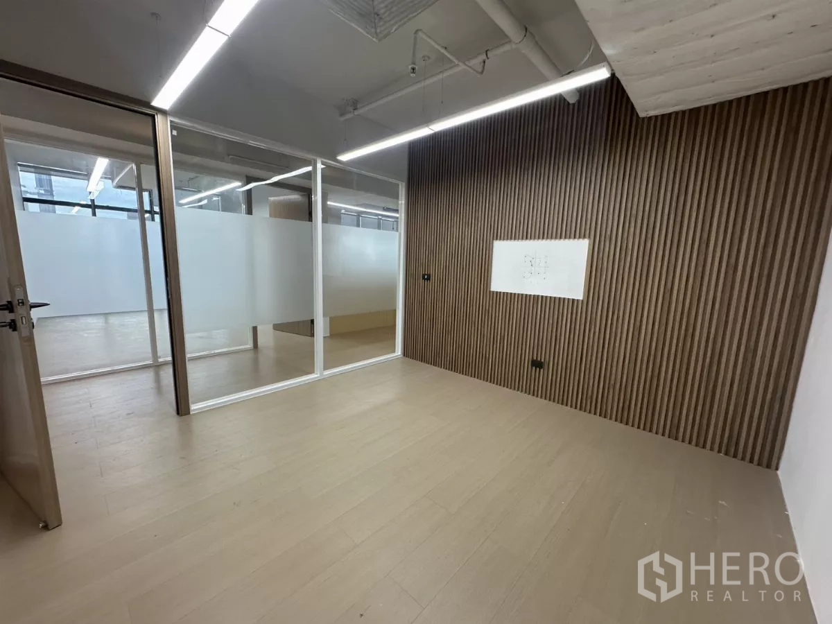 สำนักงาน ให้เช่าในWatthana, Bangkok - ห้องประชุมส่วนตัว ผนังลายซี่ไม้ กั้นกระจกฝ้า