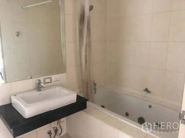 คอนโด ให้เช่าในWatthana, Bangkok - ห้องน้ำปูกระเบื้อง มีอ่างอาบน้ำ ฝักบัว กระจกบานใหญ่ และอ่างล้างหน้า