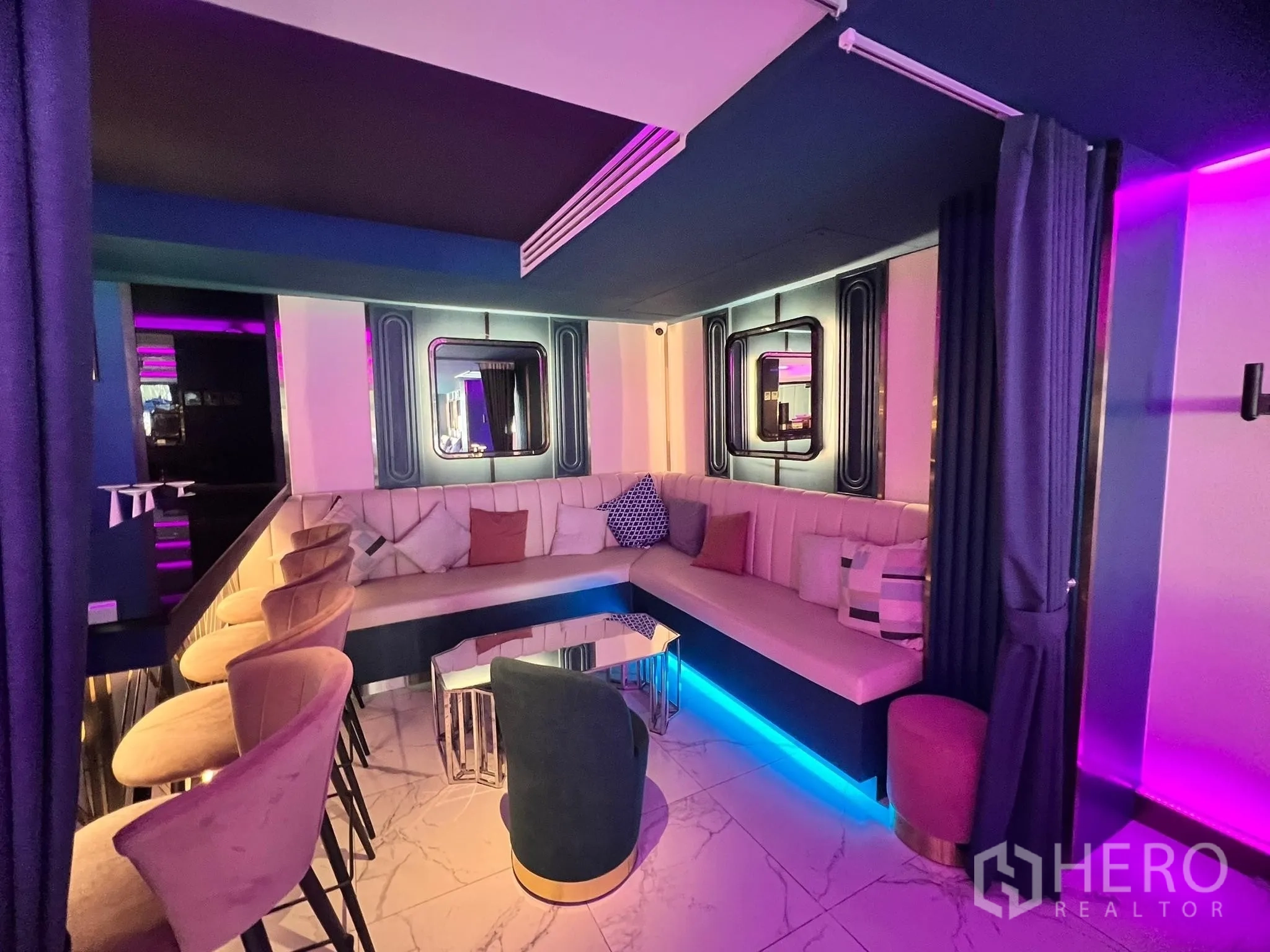 พื้นที่ขายปลีก ให้เช่า - บูธกึ่งไพรเวต โซฟาโค้ง เก้าอี้บาร์ กระจกตกแต่ง และไฟใต้ที่นั่งสีฟ้า