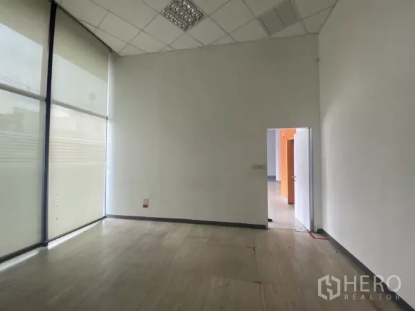 Retail Space for rent in Bang Rak, Bangkok - Private room inside the retail space with large window blinds, drop ceiling and wood-look flooring.