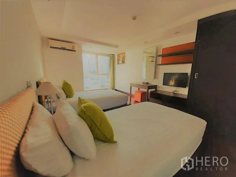 คอนโด ให้เช่าในWatthana, Bangkok - ห้องนอนรองมีเตียงสองเตียง โต๊ะทำงานและชั้นวาง ใกล้หน้าต่างบานใหญ่