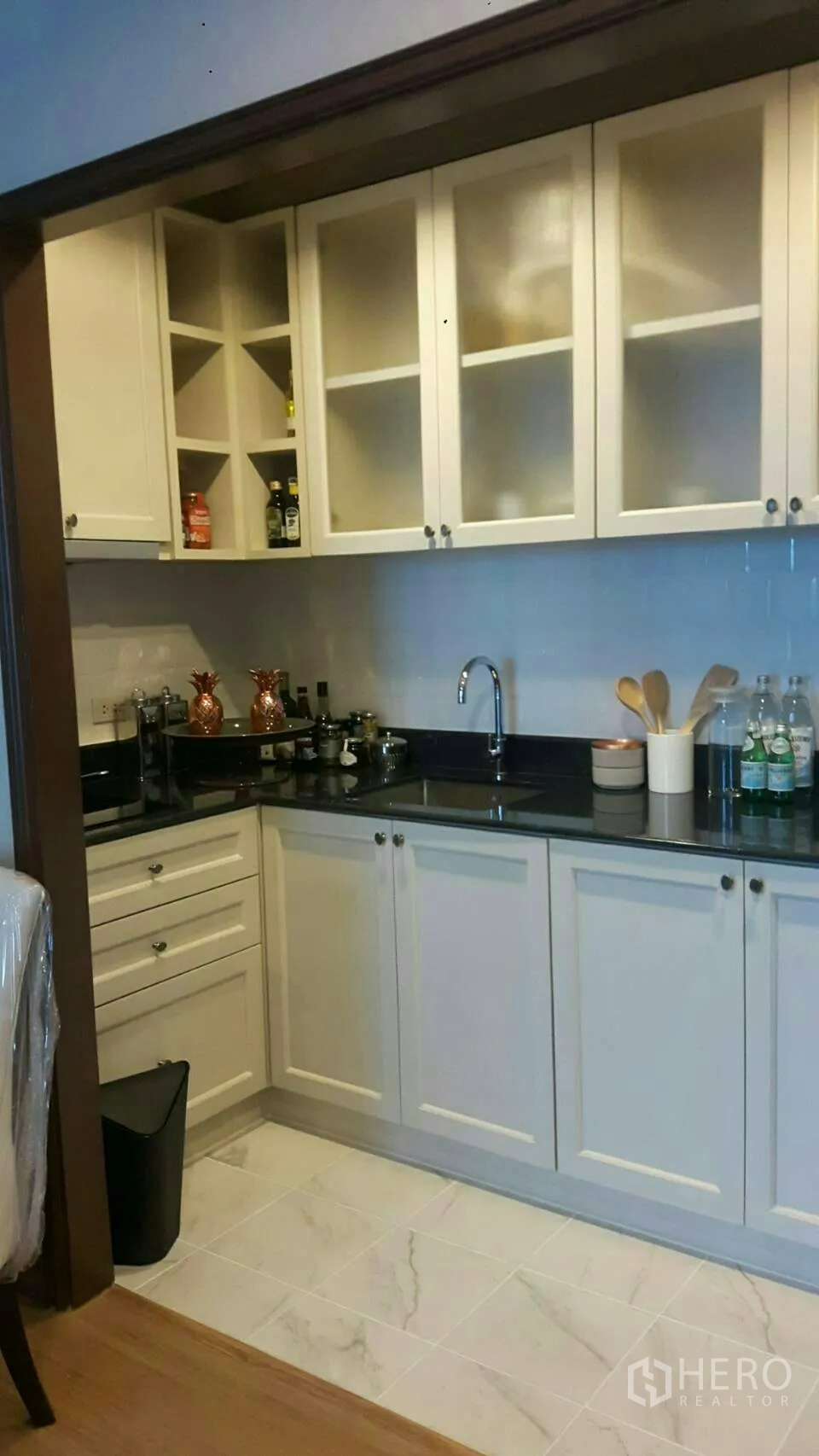 คอนโด ให้เช่าในPathum Wan, Bangkok - ครัวรูปตัวแอล ตู้บานกระจกสีขาว ท็อปหินสีดำและอ่างล้างจาน