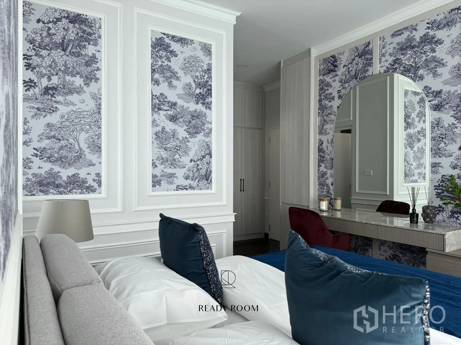 บ้าน ให้เช่าหรือขายในBang Phli, Samut Prakan - อีกมุมของห้องนอนมาสเตอร์ โต๊ะเครื่องแป้งกระจกโค้ง และตู้บิลท์อิน