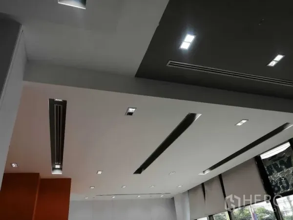 办公空间 出租在Pathum Wan, Bangkok - 现代天花造型，线性灯与送回风口的开放式办公区。