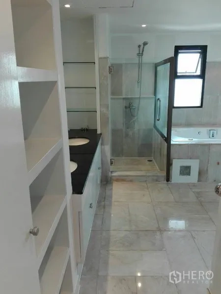 คอนโด ให้เช่าในKhlong Toei, Bangkok - ห้องน้ำมาสเตอร์พร้อมอ่างล้างหน้าคู่ ห้องอาบน้ำกระจก อ่างอาบน้ำ และชั้นเก็บของ