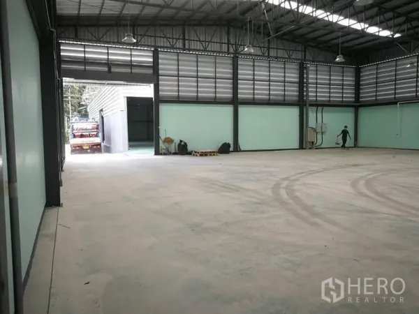 โรงงาน ขายในBang Lamung, Chon Buri - ช่องโหลดสินค้าพร้อมประตูม้วนขนาดใหญ่เปิดสู่ลานกว้าง