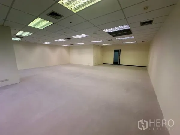 สำนักงาน ให้เช่าในBang Na, Bangkok - ห้องสำนักงานขนาดใหญ่ เพดานแขวนพร้อมช่องลม และทางเข้าทางเดินบริการ.