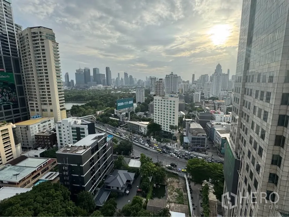 คอนโด ให้เช่าหรือขายในKhlong Toei, Bangkok - วิวเมืองชั้นสูง เหนือย่านอโศกและบริเวณสวนเบญจกิติ