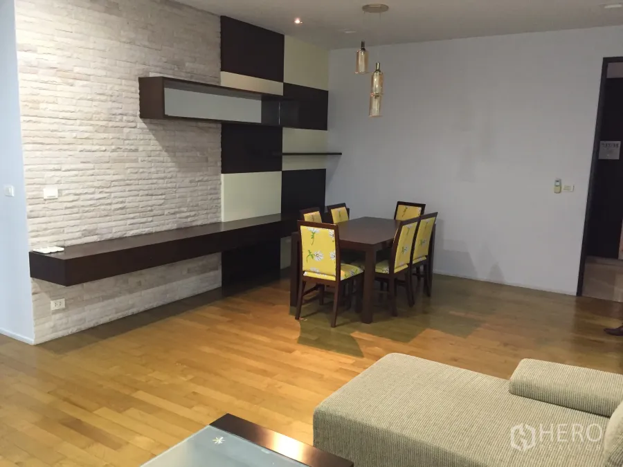 คอนโด ให้เช่าในWatthana, Bangkok - พื้นที่ทานอาหารโต๊ะหกที่นั่ง พร้อมชั้นลอยและผนังอิฐตกแต่งบนพื้นไม้