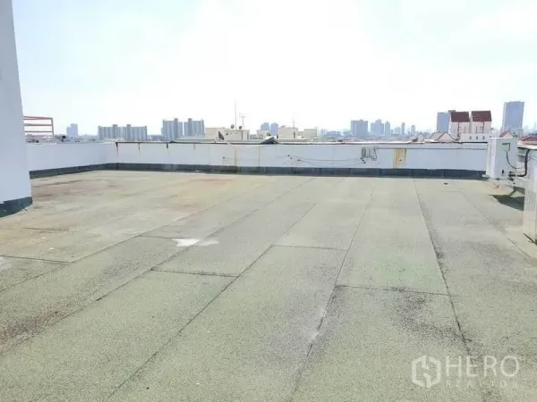 办公空间 出租在Bang Na, Bangkok - 邦纳办公楼的宽敞屋顶露台，可眺望城市天际线。