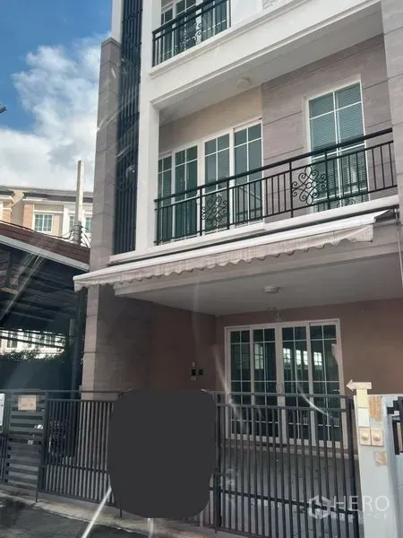 带办公室的家 出租或出售 - 邦那三层住办两用房外观，带阳台、推拉玻璃门与带门庭院车位。