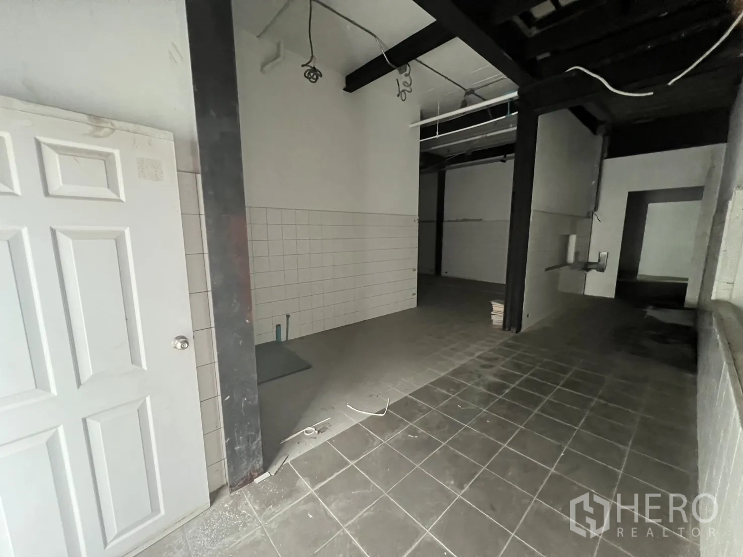 พื้นที่ขายปลีก ให้เช่าในWatthana, Bangkok - พื้นที่หลังบ้านปูกระเบื้อง มีโครงเหล็กและจุดงานระบบ