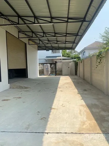 คลังสินค้า ให้เช่าในBang Kruai, Nonthaburi - ลานขนถ่ายสินค้ามีหลังคา โครงเหล็ก พร้อมประตูม้วนโกดังขนาดกว้าง