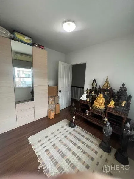 ทาวน์เฮาส์ ให้เช่าในBueng Kum, Bangkok - ห้องชั้นบนขนาดกะทัดรัดมีตู้เสื้อผ้า พื้นไม้ และชั้นวางตกแต่ง