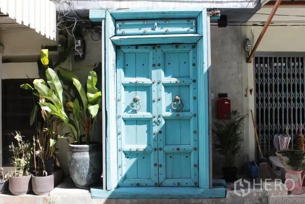 ทาวน์เฮาส์ for rent in Watthana, Bangkok - ประตูไม้คู่สีฟ้าหน้าบ้าน พร้อมกระถางต้นไม้ตกแต่ง