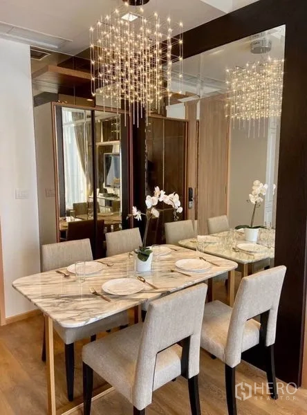 คอนโด ให้เช่าในWatthana, Bangkok - มุมทานอาหารหรู โต๊ะหินอ่อน เก้าอี้ผ้า และแชนเดอเลียร์คริสตัล