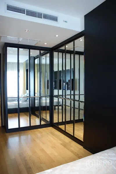 คอนโด ให้เช่าในWatthana, Bangkok - มุมห้องนอนพร้อมตู้เสื้อผ้าบานกระจกเต็มพื้นที่และพื้นไม้