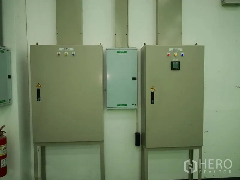 คลังสินค้า ให้เช่าในBang Phli, Samut Prakan - ตู้ควบคุมและจ่ายไฟอุตสาหกรรมภายในโกดัง