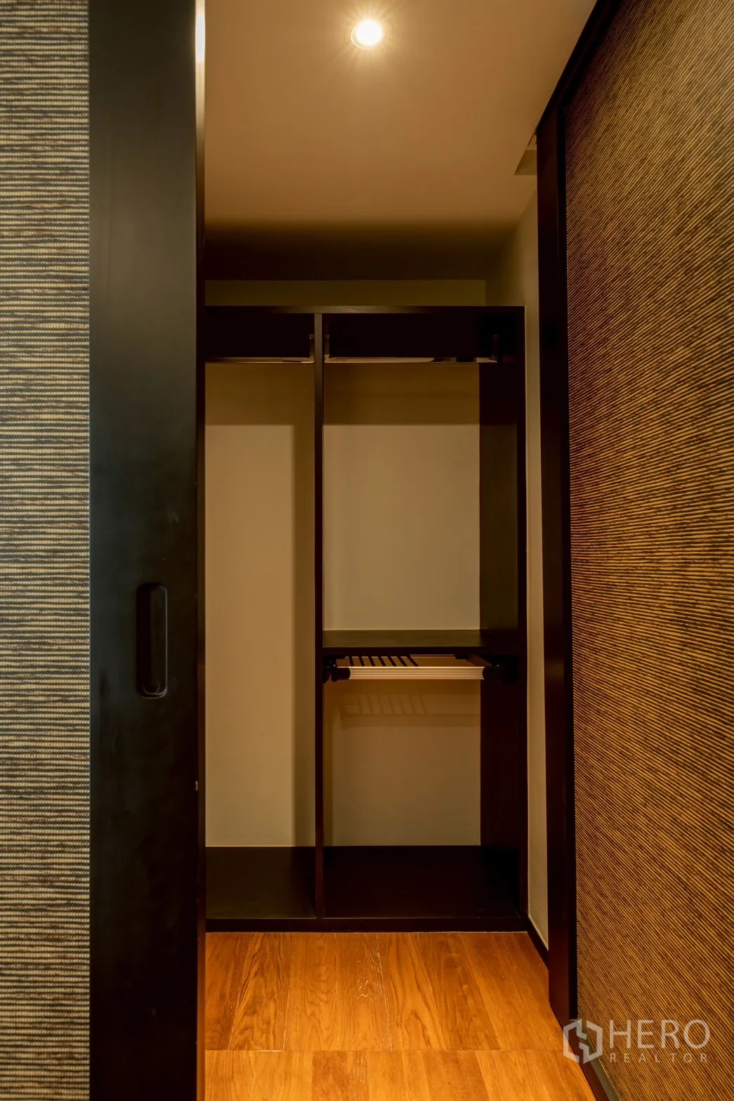 公寓 for rent or sale in Pathum Wan, Bangkok - 另一处步入式衣帽间，深色木柜与推拉门。