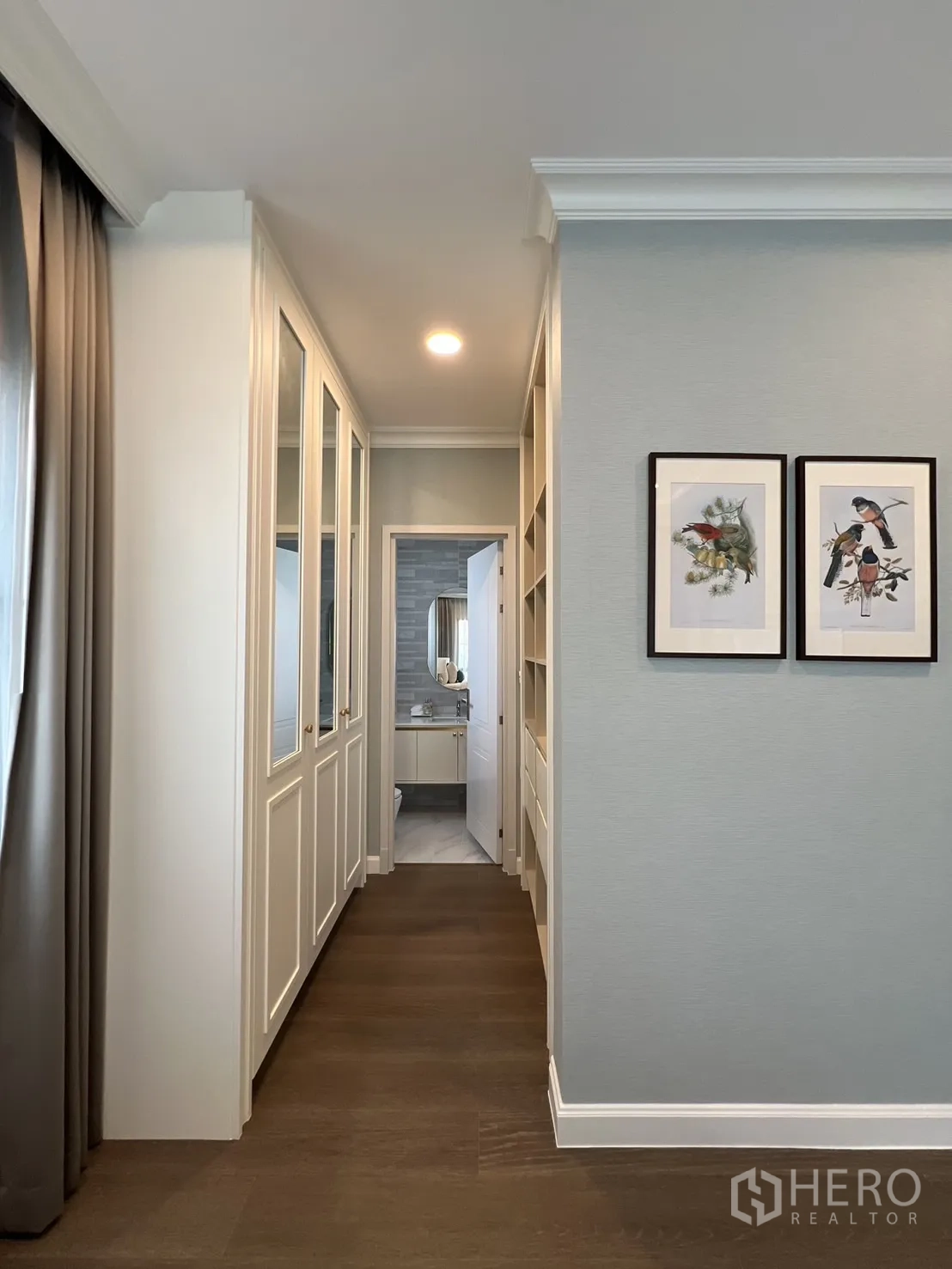 Detached House for rent in Saphan Sung, Bangkok - Walk‑through closet corridor to the ensuite bathroom.