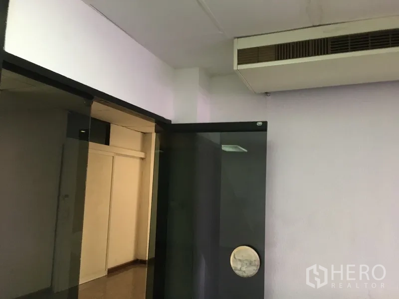 สำนักงาน for ในHuai Khwang, Bangkok - มุมภายในพร้อมประตูกระจกสีและเครื่องปรับอากาศติดเพดาน