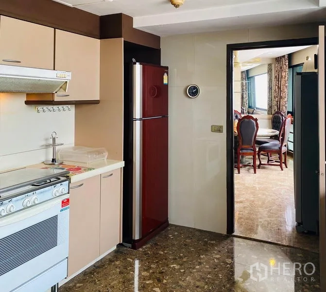 คอนโด ให้เช่าในKhlong Toei, Bangkok - ครัวยุโรปแบบปิด ตู้สีเบจ เครื่องดูดควัน และตู้เย็นสองประตู