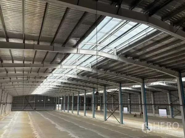 โรงงาน ให้เช่าในRayong - มุมใกล้ของหลังคาช่องแสงและเสาโครงเหล็กเรียงตัวตลอดฮอลล์