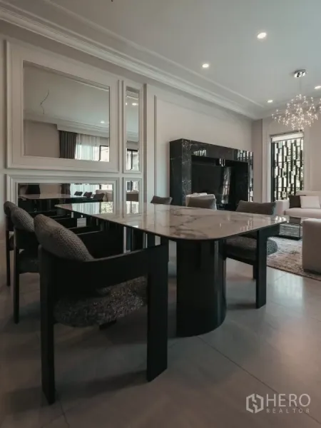 บ้าน ให้เช่าหรือขายในBang Kapi, Bangkok - โซนรับประทานอาหารร่วมสมัย โต๊ะหน้าหินอ่อน เก้าอี้บุนวม