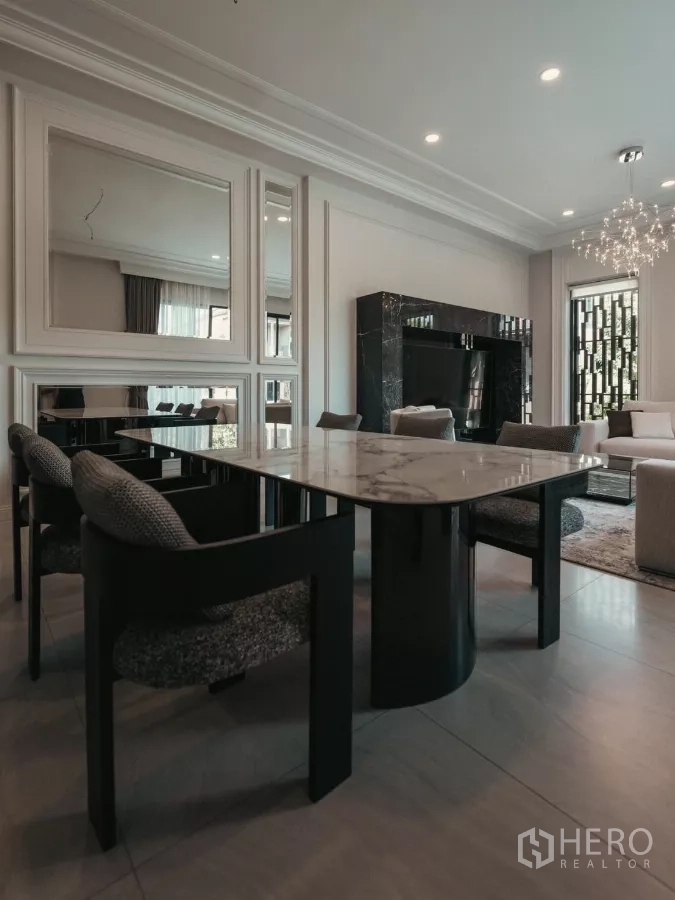 บ้าน ให้เช่าหรือขายในBang Kapi, Bangkok - โซนรับประทานอาหารร่วมสมัย โต๊ะหน้าหินอ่อน เก้าอี้บุนวม