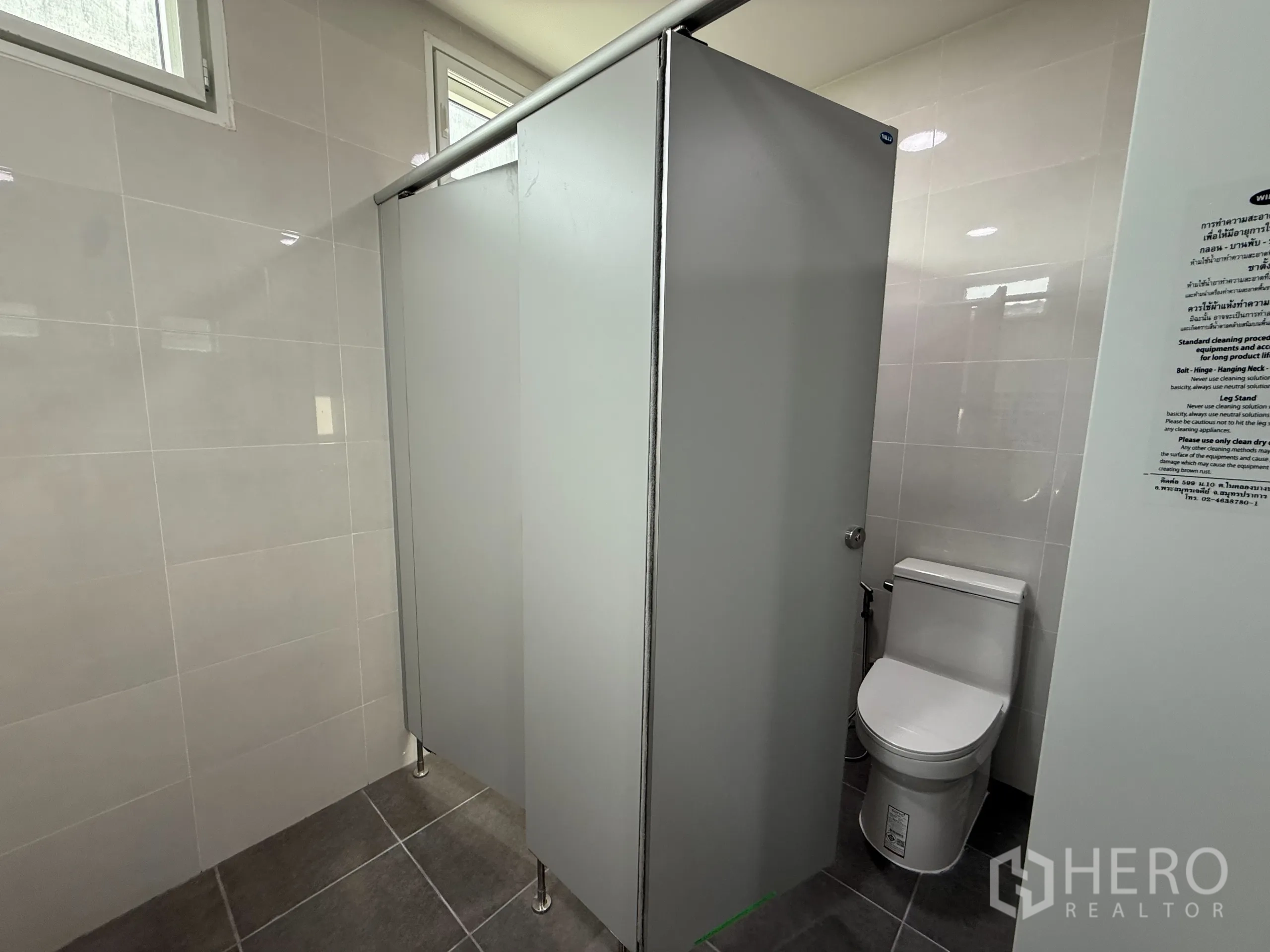 货栈 出租在Bang Khen, Bangkok - 独立厕间，配坐便器与瓷砖墙面，设施整洁实用。
