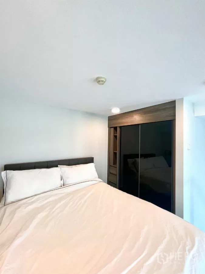 Condominium for rent in Watthana, Bangkok - Mezzanine bedroom with double bed and built-in wardrobe.