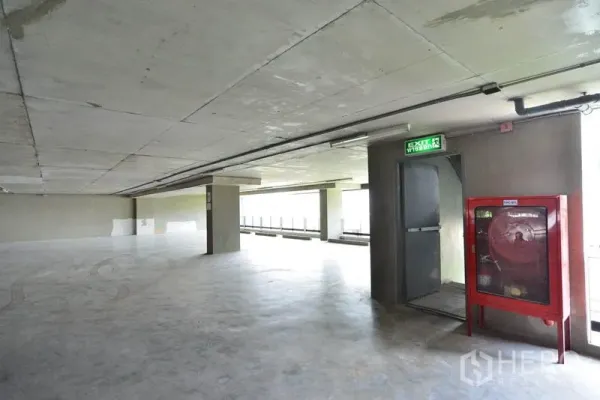 สำนักงาน ให้เช่าในPhaya Thai, Bangkok - ชั้นบริการหรือที่จอดรถกว้าง พร้อมตู้สายฉีดน้ำดับเพลิงและทางออกฉุกเฉิน