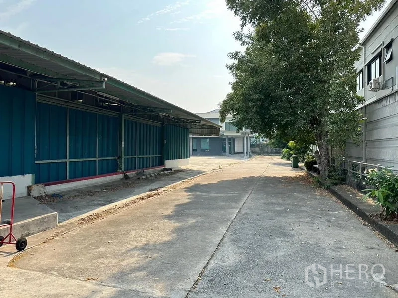 货栈 出租在Prawet, Bangkok - 仓库旁侧车道，绿树成荫