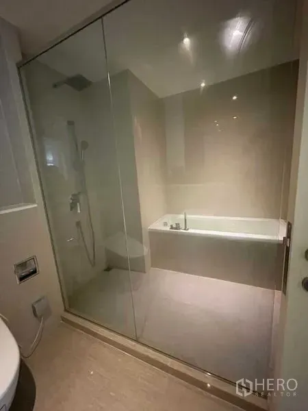 คอนโด ให้เช่าในWatthana, Bangkok - โซนเปียกแบบสปา มีฝักบัวเรนชาวเวอร์ และอ่างอาบน้ำแยกหลังผนังกระจกใส