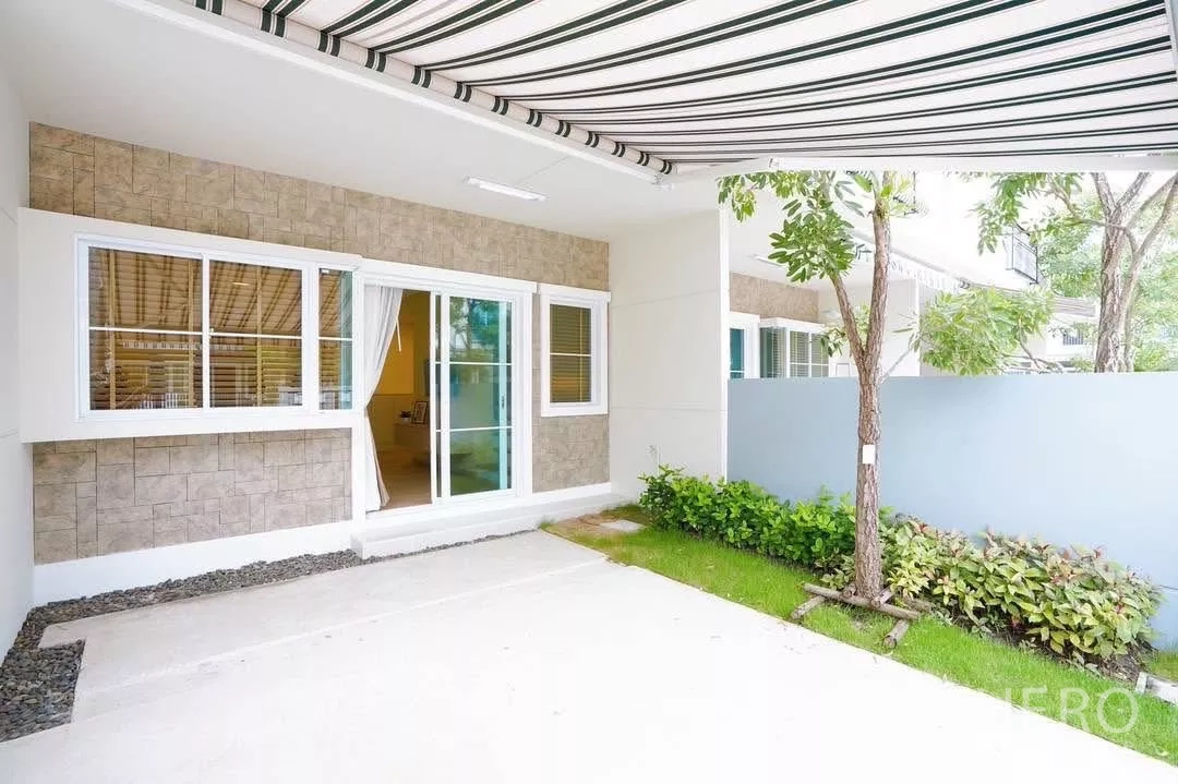 ทาวน์เฮาส์ ให้เช่าในBang Phli, Samut Prakan - ที่จอดรถมีหลังคาและชานหน้าบ้าน ประตูกระจกบานเลื่อน พร้อมสนามหญ้าเล็ก