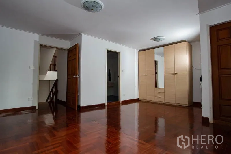 ทาวน์เฮาส์ ให้เช่าในKhlong Toei, Bangkok - ห้องเอนกประสงค์ชั้นบนกว้าง พร้อมตู้เสื้อผ้าและพื้นไม้เงางาม