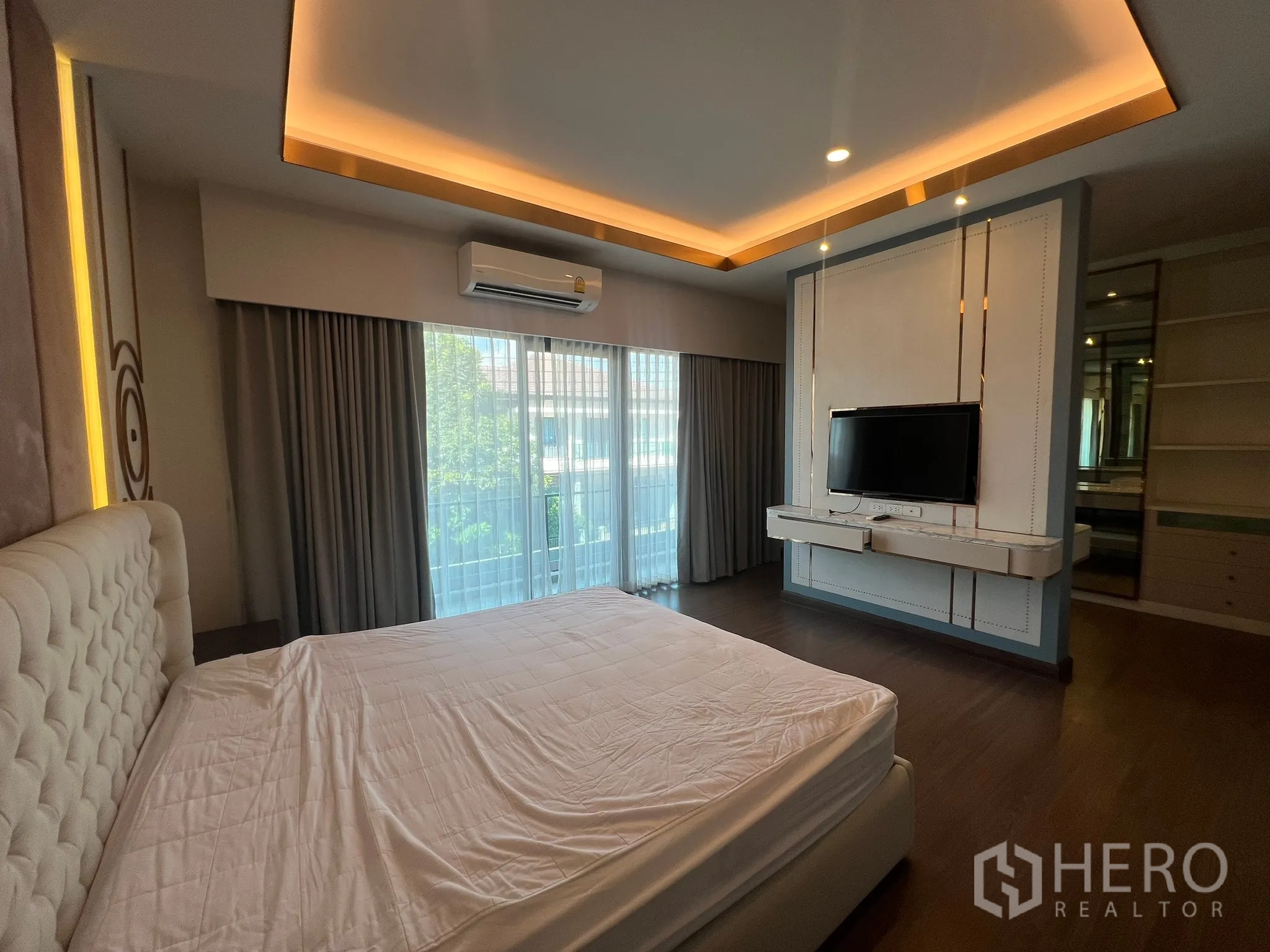 บ้าน ให้เช่าหรือขายในPrawet, Bangkok - ห้องนอนพร้อมประตูกระจกออกระเบียง และทีวีติดผนัง