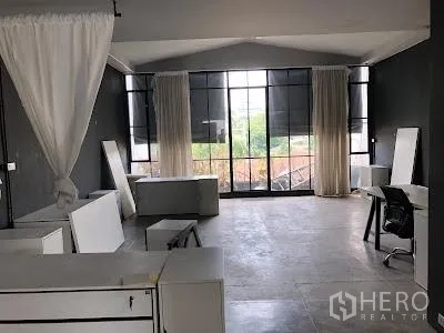 สำนักงานที่บ้าน ให้เช่าในWatthana, Bangkok - พื้นที่ทำงานสว่างด้วยหน้าต่างกรอบสีดำขนาดใหญ่ ผ้าม่าน และโต๊ะทำงานแบบกระจาย.