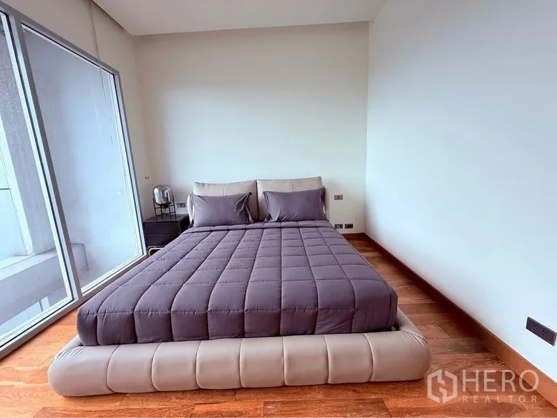 คอนโด ให้เช่าหรือขายในKhlong Toei, Bangkok - ใกล้ชิดเตียงแพลตฟอร์มสีเทา ห้องนอนมินิมอล พื้นไม้