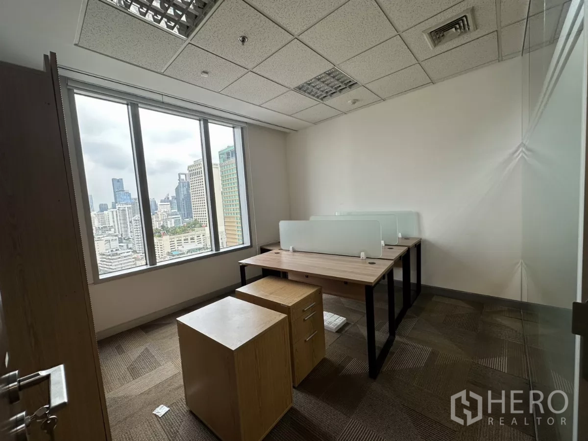 สำนักงาน ให้เช่าในWatthana, Bangkok - ห้องทำงานขนาดกะทัดรัด โต๊ะทำงานสองที่นั่งพร้อมผนังกั้นกระจก มองเห็นวิวสกายไลน์