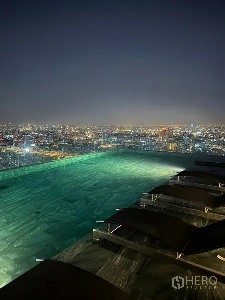 公寓 出租在Ratchathewi, Bangkok - 夜景屋顶无边际泳池，尽览曼谷天际线。