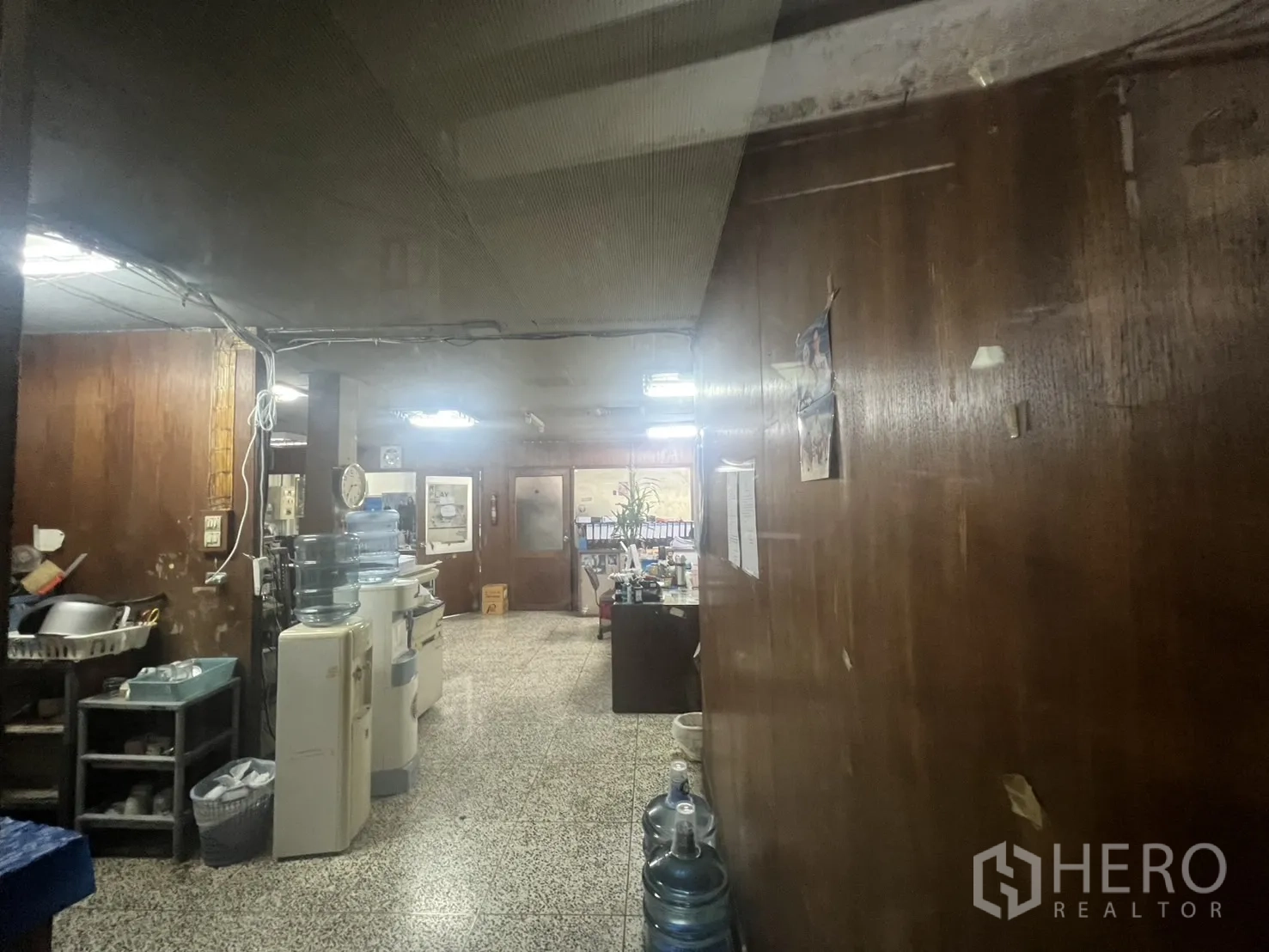 พื้นที่ขายปลีก ให้เช่าในKhlong Toei, Bangkok - มุมแพนทรีและทำงาน มีตู้กดน้ำและผนังลายไม้