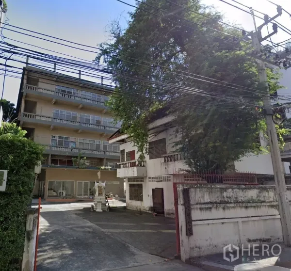 办公空间 出租 - 带大门入口的四层办公楼与院落及大树