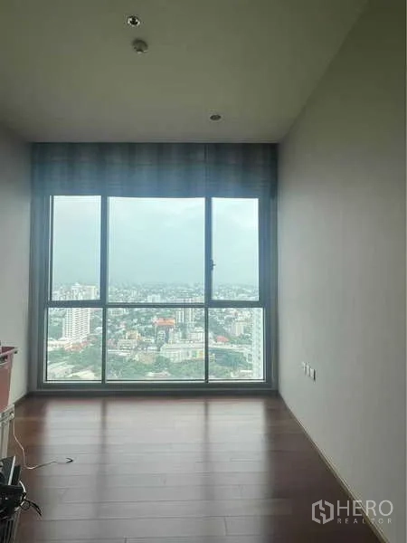 公寓 出售在Watthana, Bangkok - 采光明亮的卧室/多功能房，落地窗看城市景观。